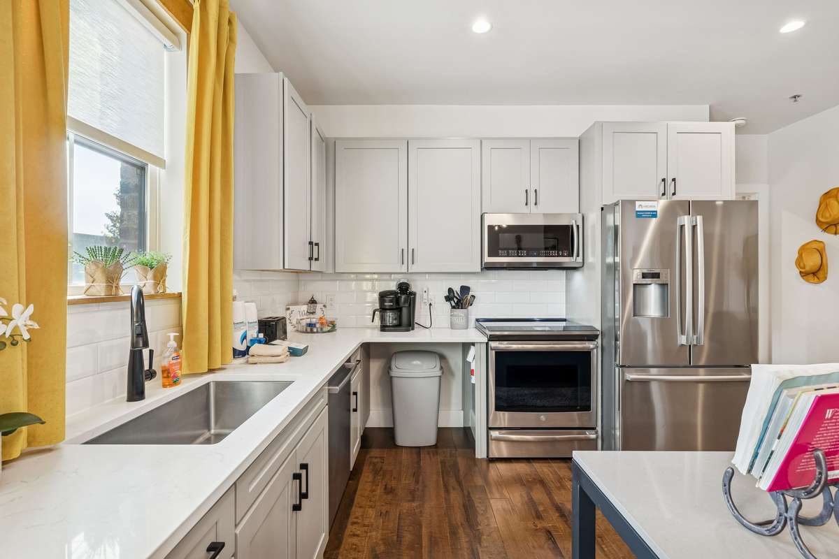 Single basin stainless steel kitchen sink.
