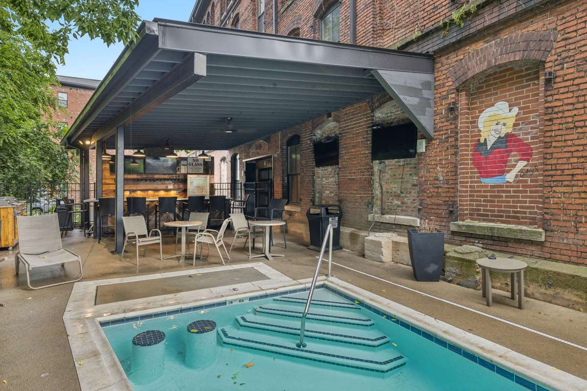 Dipping pool, bar and barbecue area.