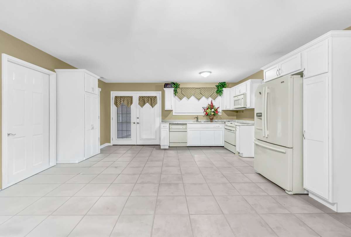 Carriage house open kitchen with full appliances