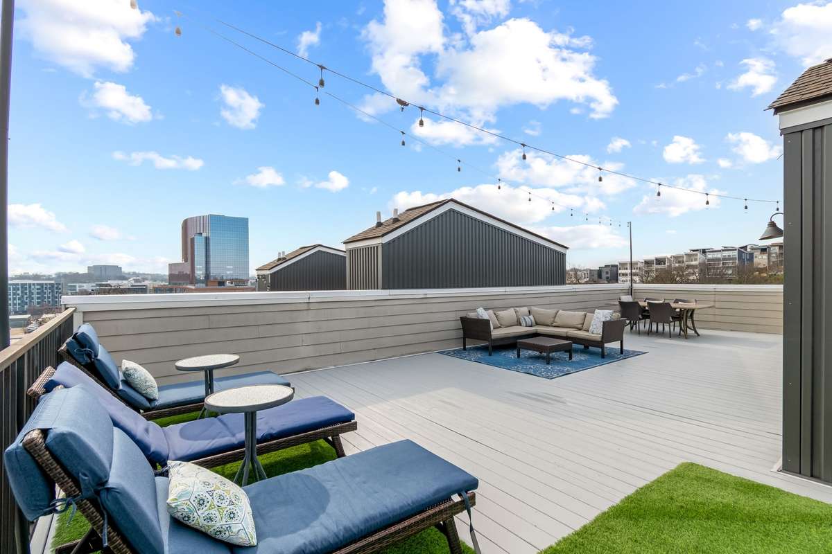 Your next best investment awaits!  Expansive 800 sqft rooftop terrace with 270 degree views of downtown.  The sunset views from here are gorgeous!