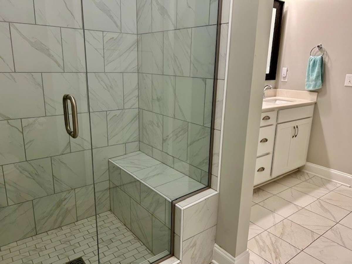 This shower is equipped with a bench for relaxing.