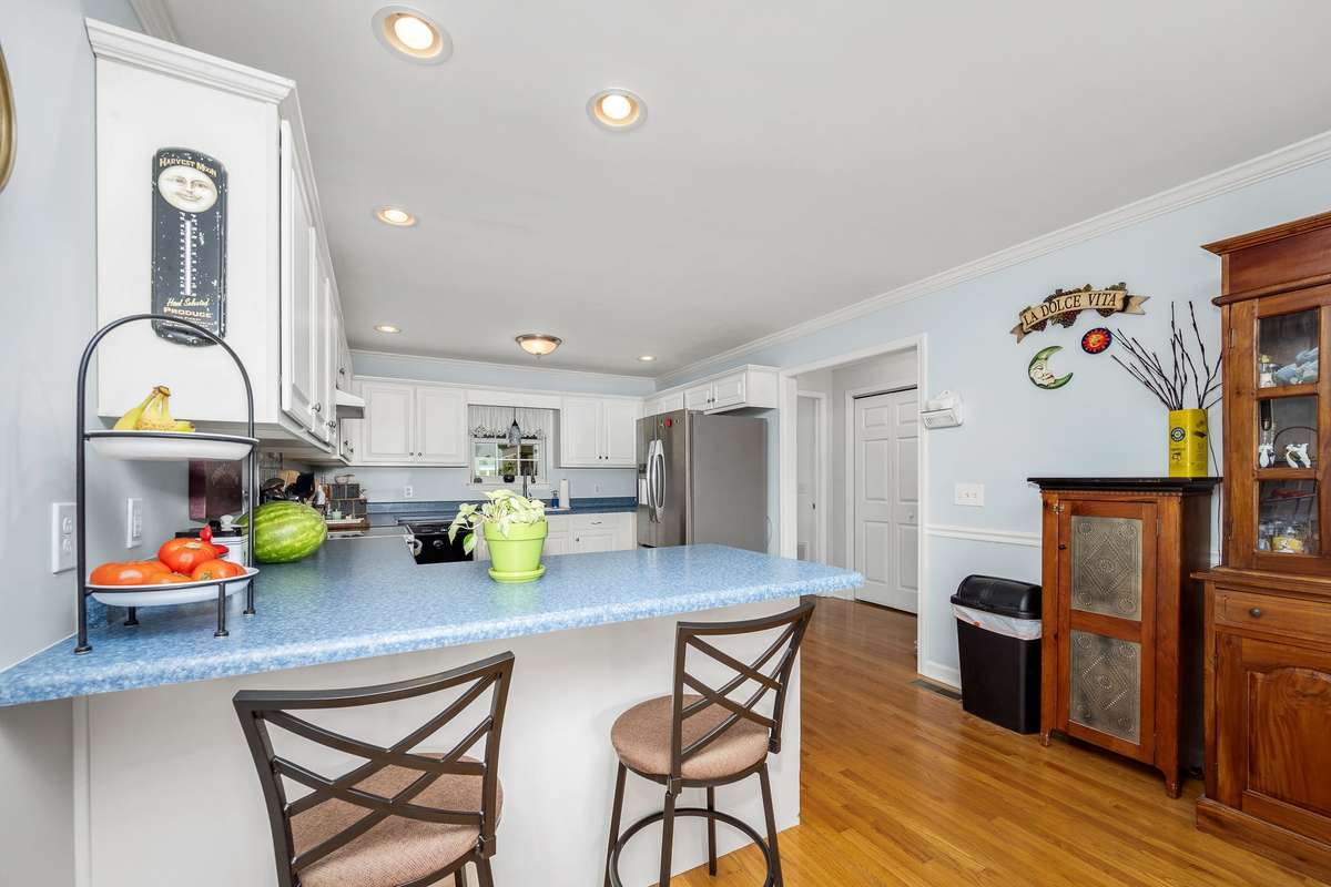 Kitchen has eat-in bar..