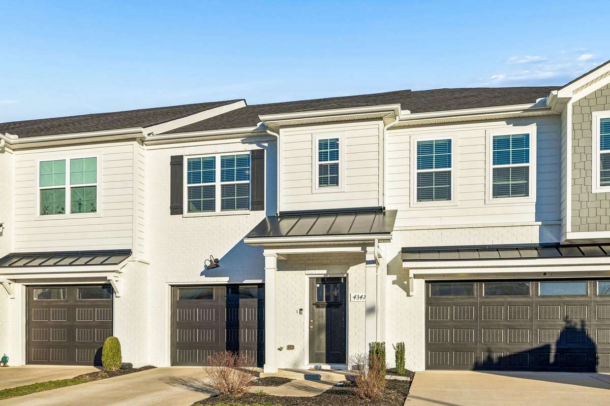 Welcome HOME! This lovely townhome is ready for new owners and located close to I24 access, shopping and restaurants.