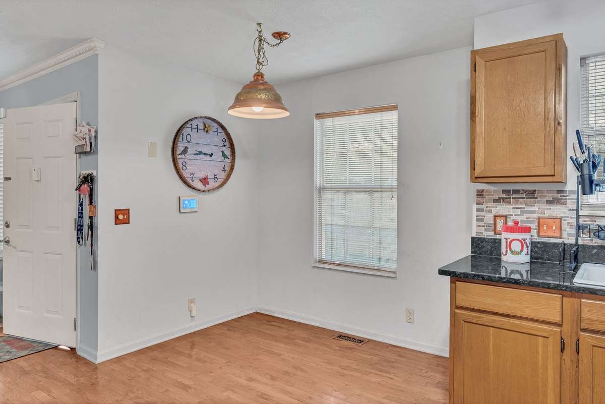 Breakfast nook ready for bacon, eggs, as well as lunch and dinner!