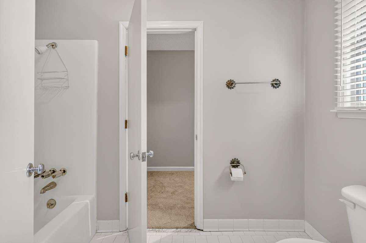 Tub and shower combo with lots of room