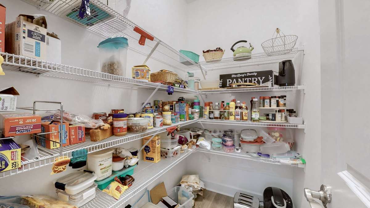 Walk in pantry!