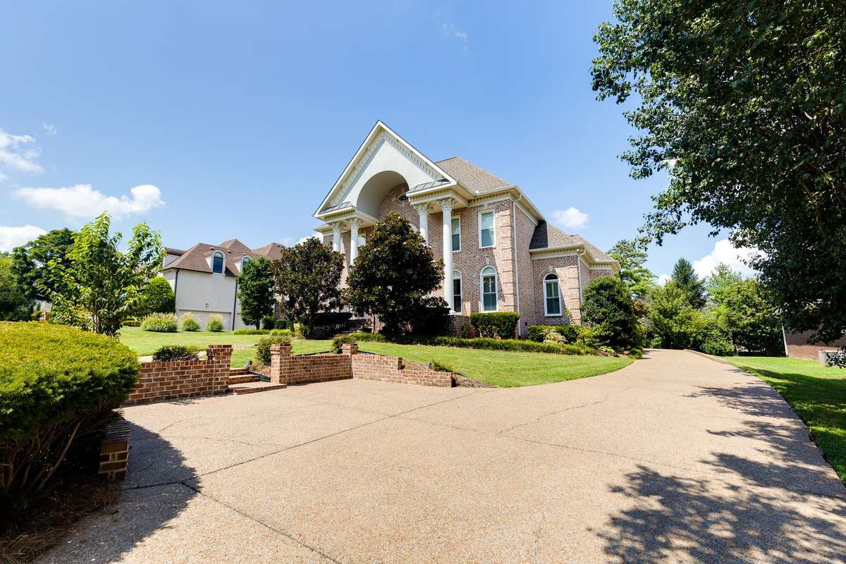 lot of parking space in Driveway