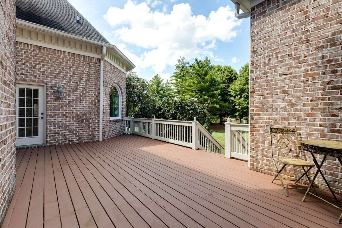 huge deck for entertaining