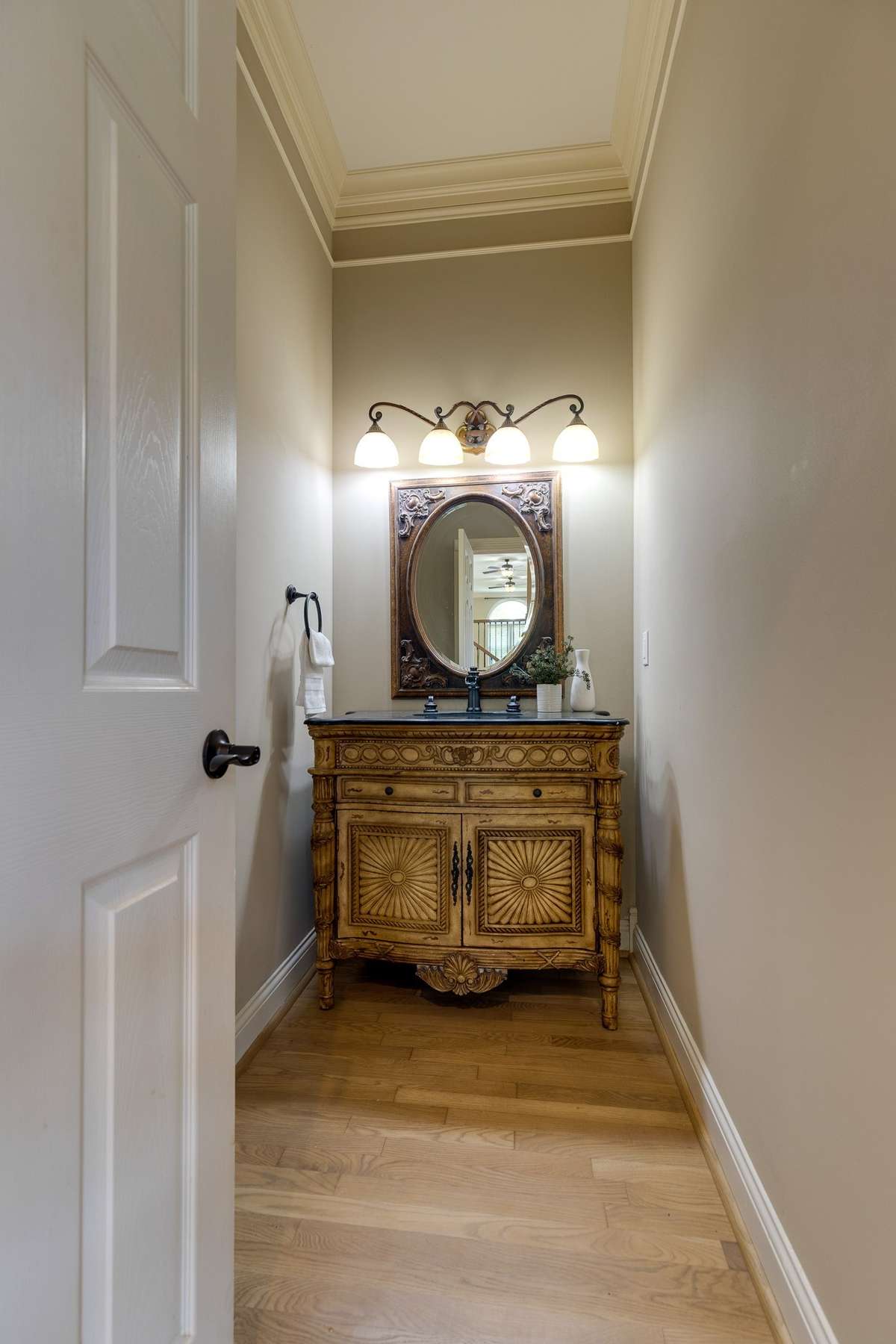 half bath next o breakfast room