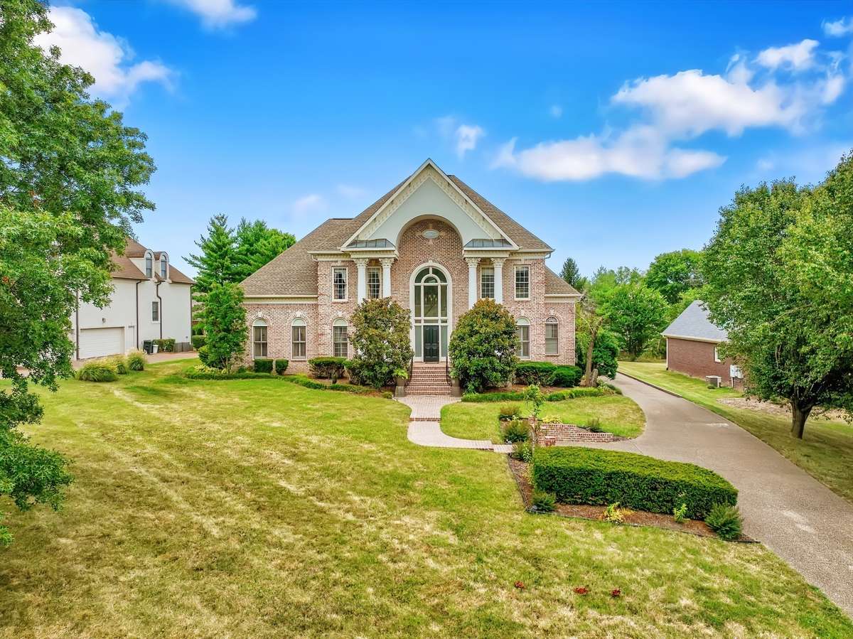 great curb appeal with corinthian columns