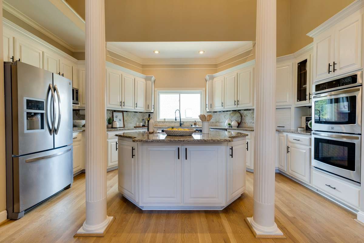 stainless steel appliances/gas stove /dine in kitchen