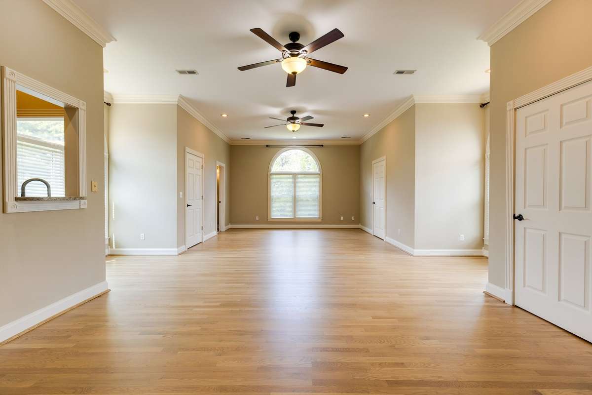 Spacious Bonus /Flex/ Gaming room with wet bar