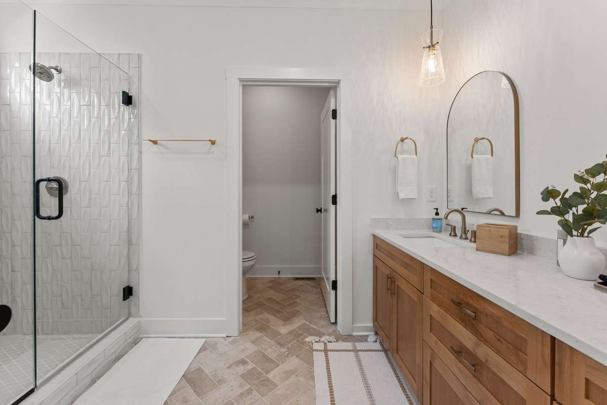 En suite primary bath with walk in shower