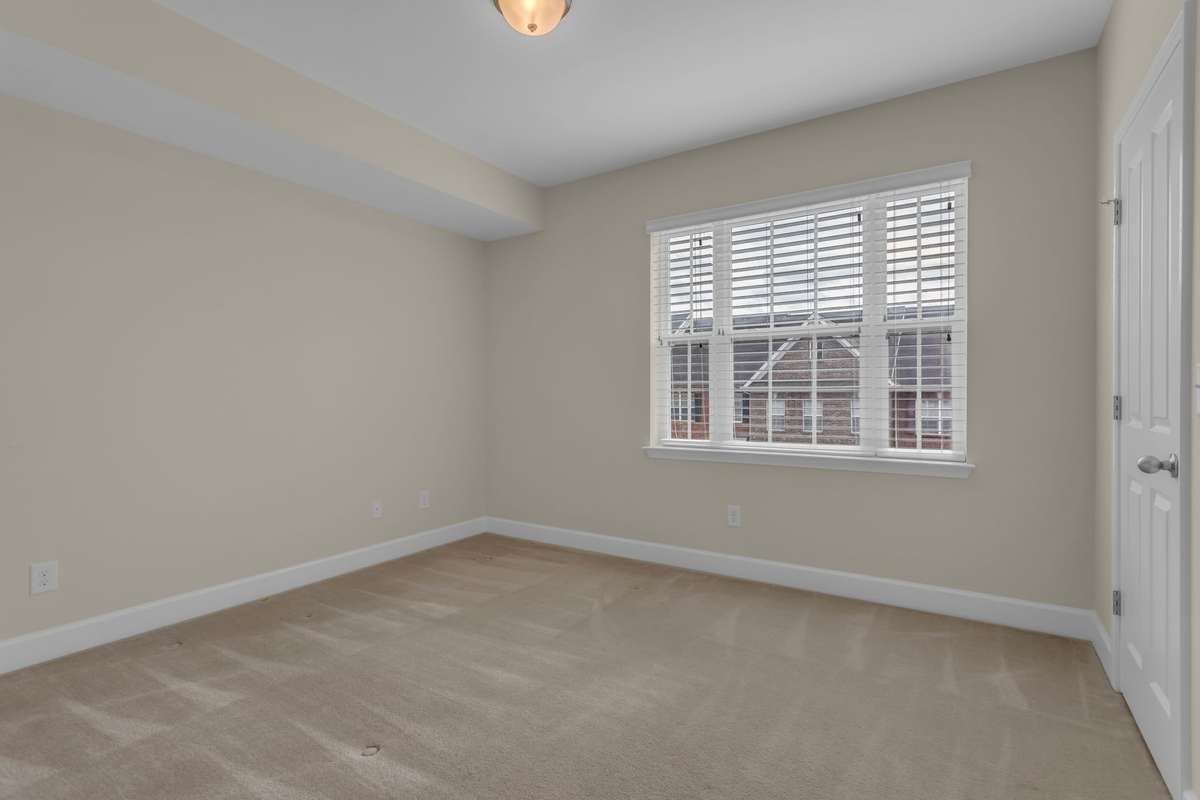 Second bedroom with a lot of natural light.
