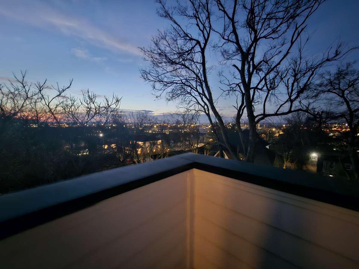 Treetop views to appreciate the night lights of Nashville!
