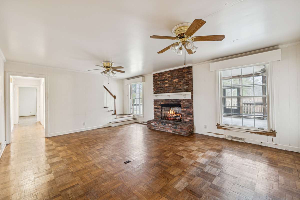 Great room w/brick fireplace