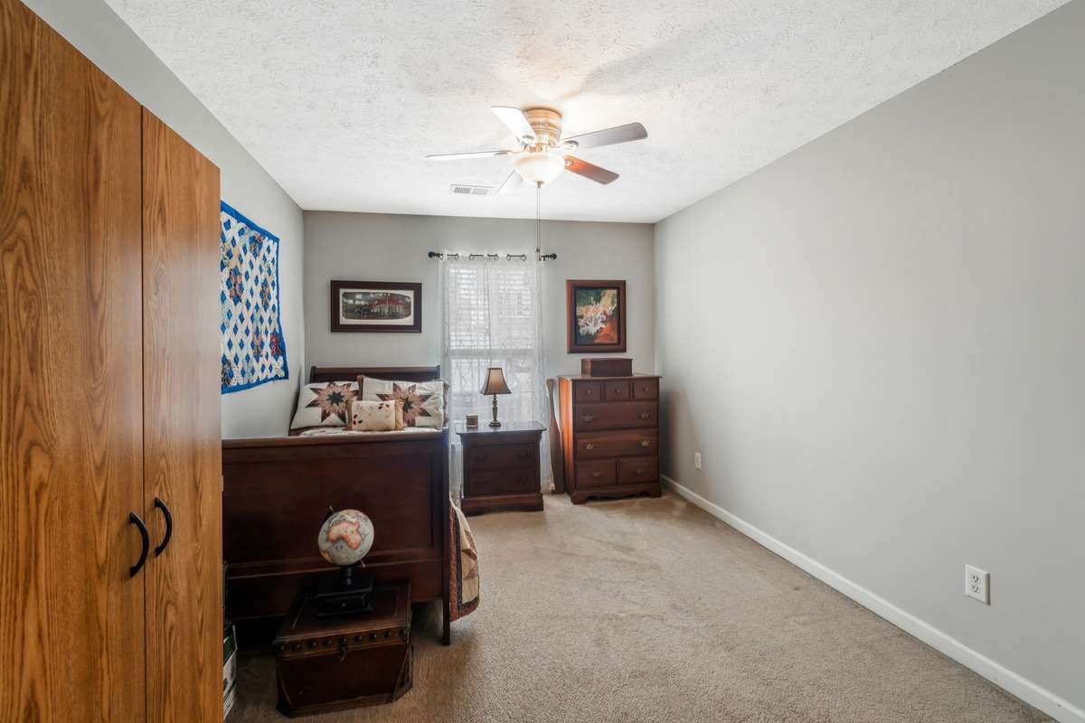 Second bedroom...