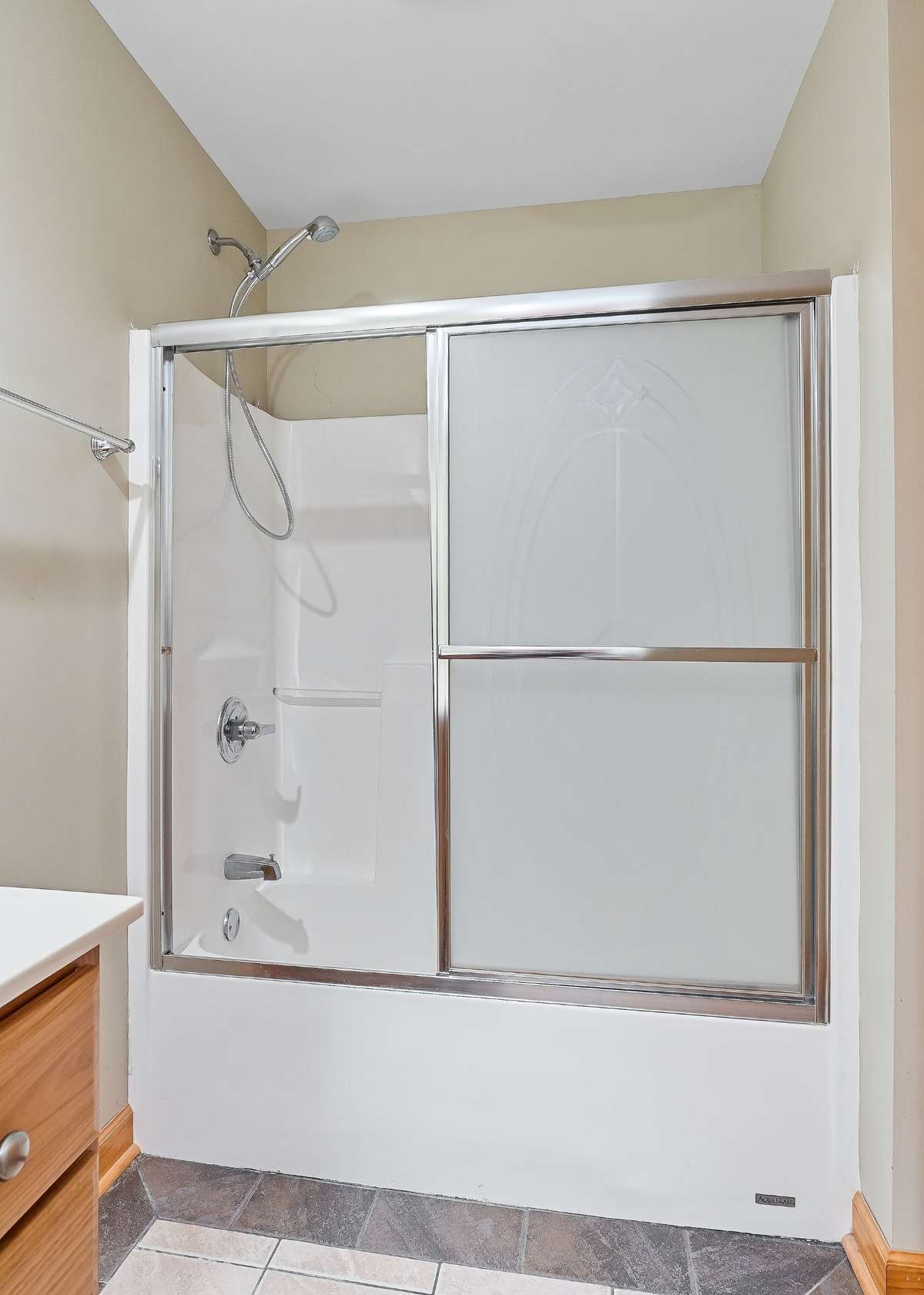 The tub/shower combo in the upstairs bathroom.