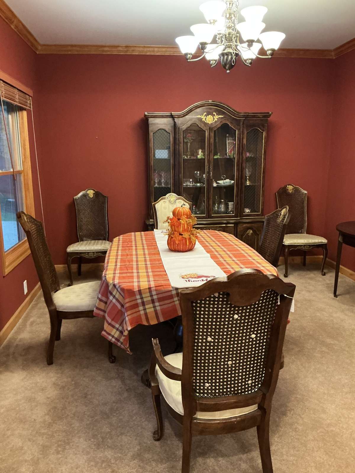 You can see the dining room from the foyer.