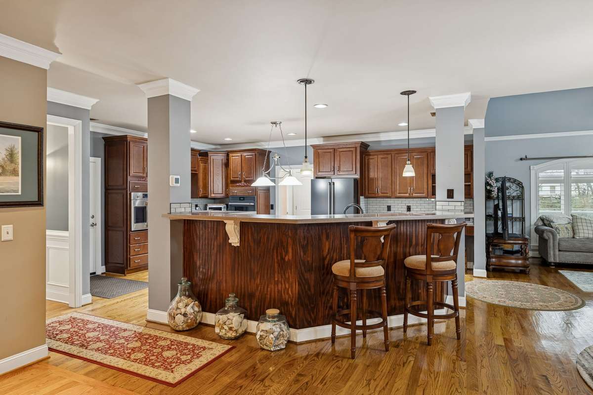 Large kitchen with island!