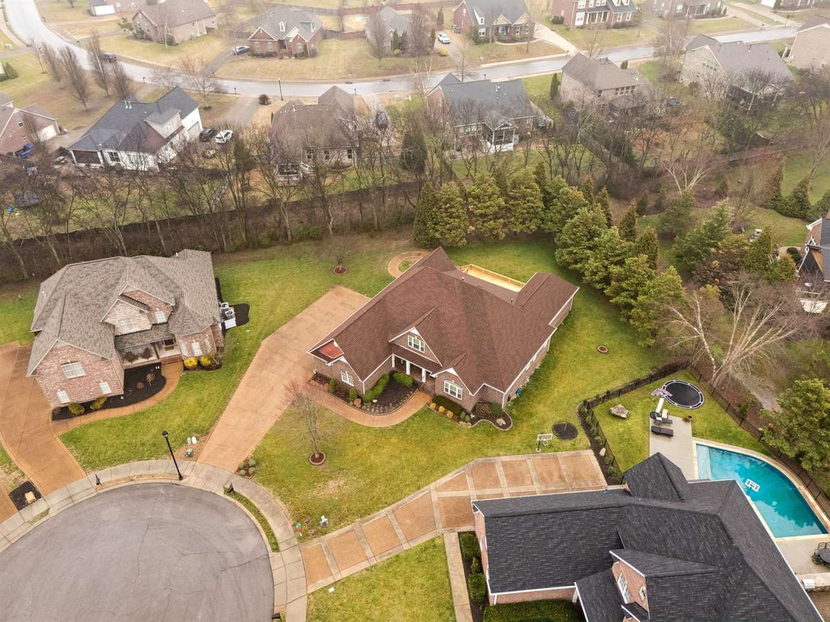 Perfectly located in this cul de sac!