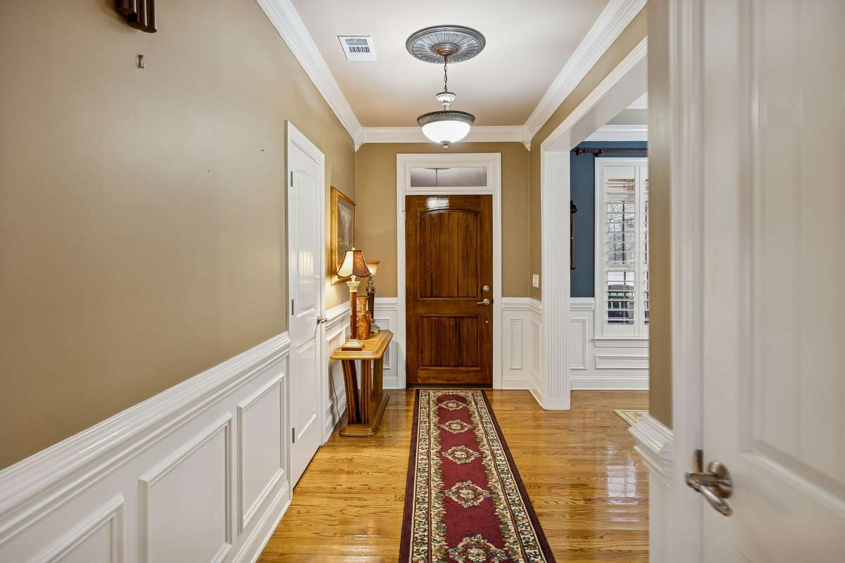 Beautiful crown moulding and wainscotting!