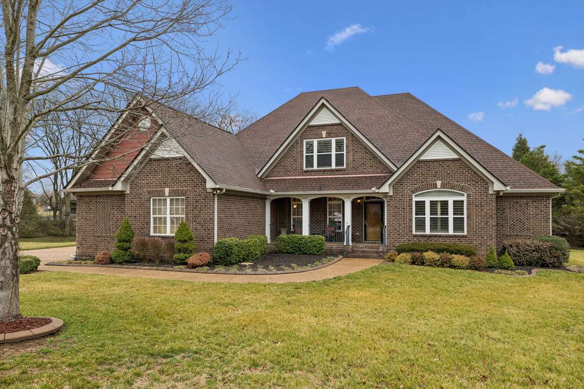 Welcome to 1006 Autumn Ridge Ct. located in Spring Hill's premiere sidewalk neighborhood!  Large private cul de sac yard!