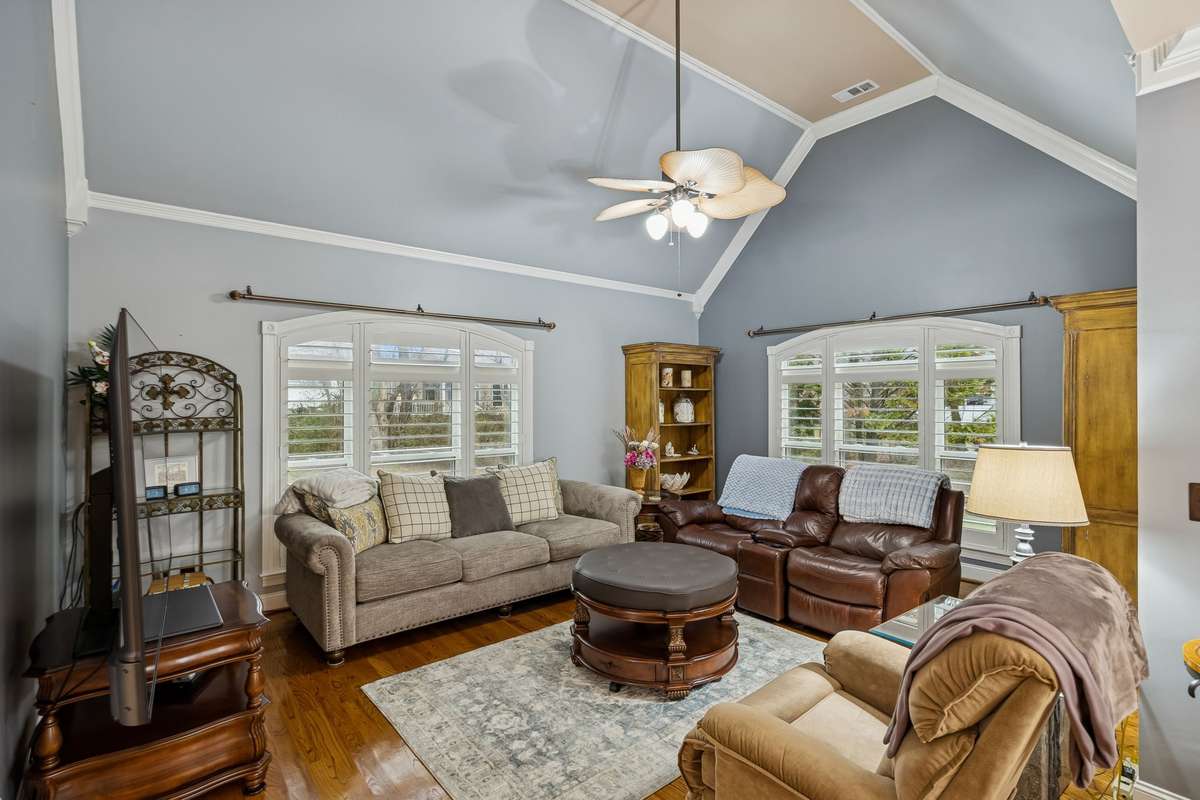 Wonderful den off the kitchen!