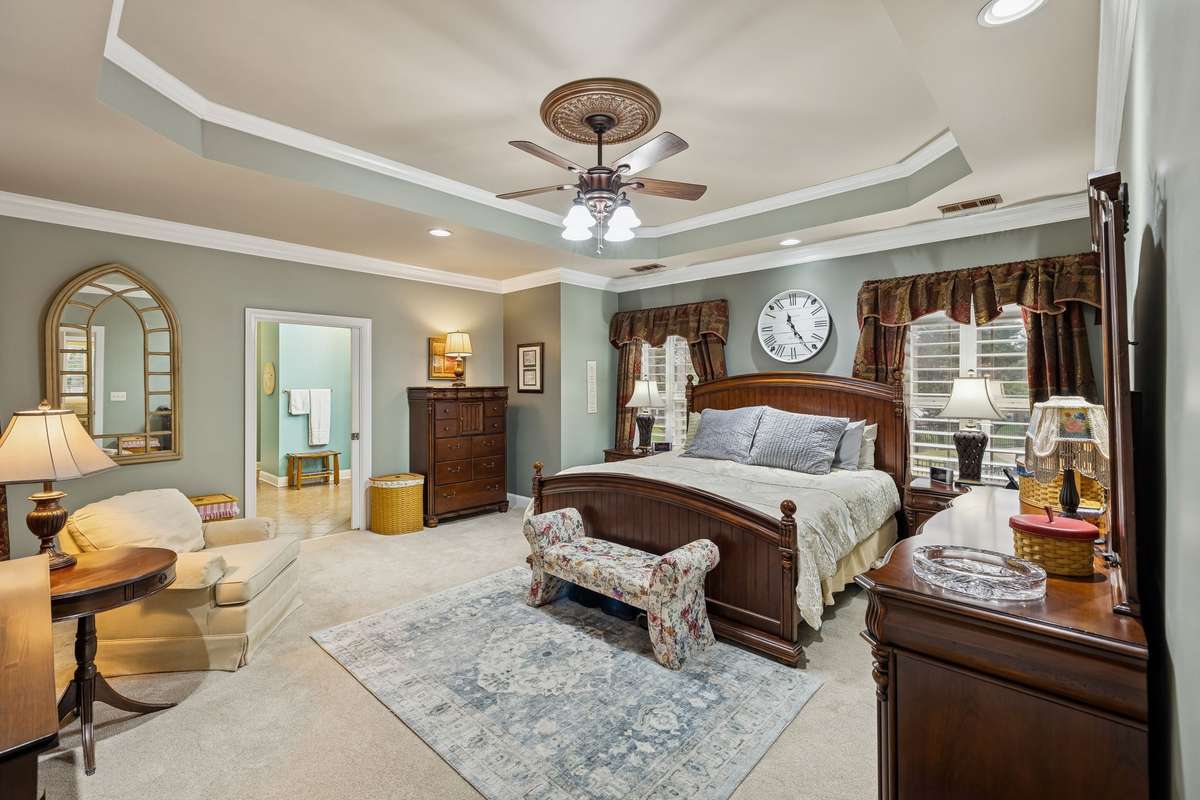 Large primary suite with trey ceiling!