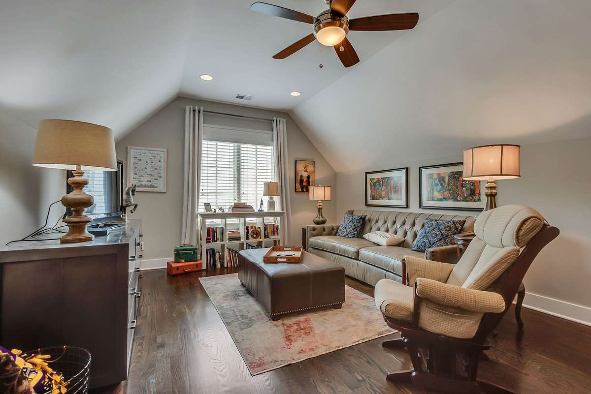 Great meeting area for everyone in the house