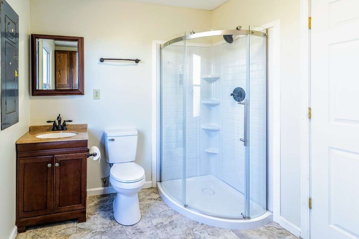 1st Bath/utility room combined