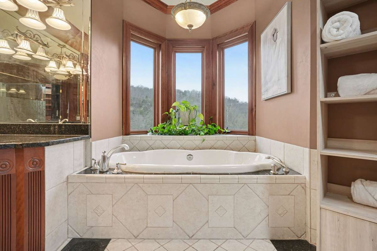 spa tub looking out onto bluffs