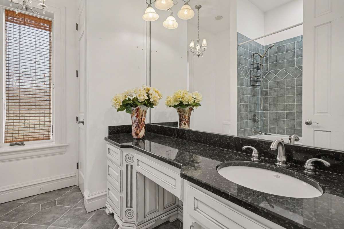 ensuite bath to bedroom