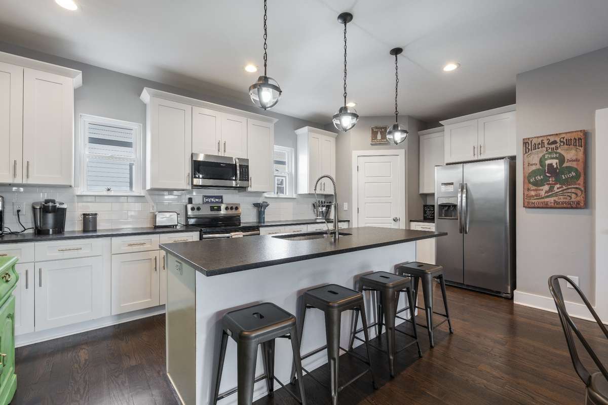 Large kitchen with great counter seating - all appliances remain
