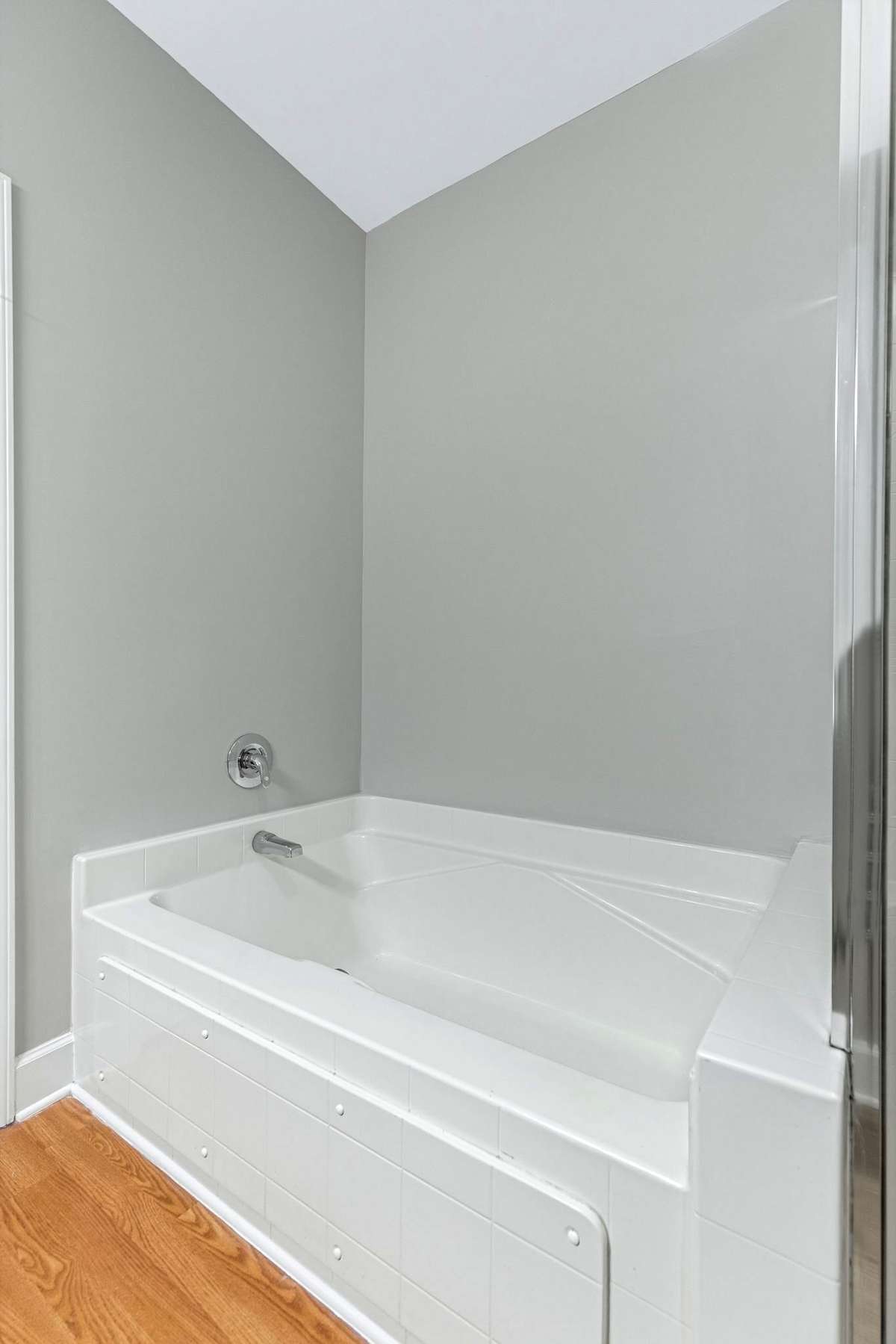 The primary bathroom also features a large relaxing bathtub.