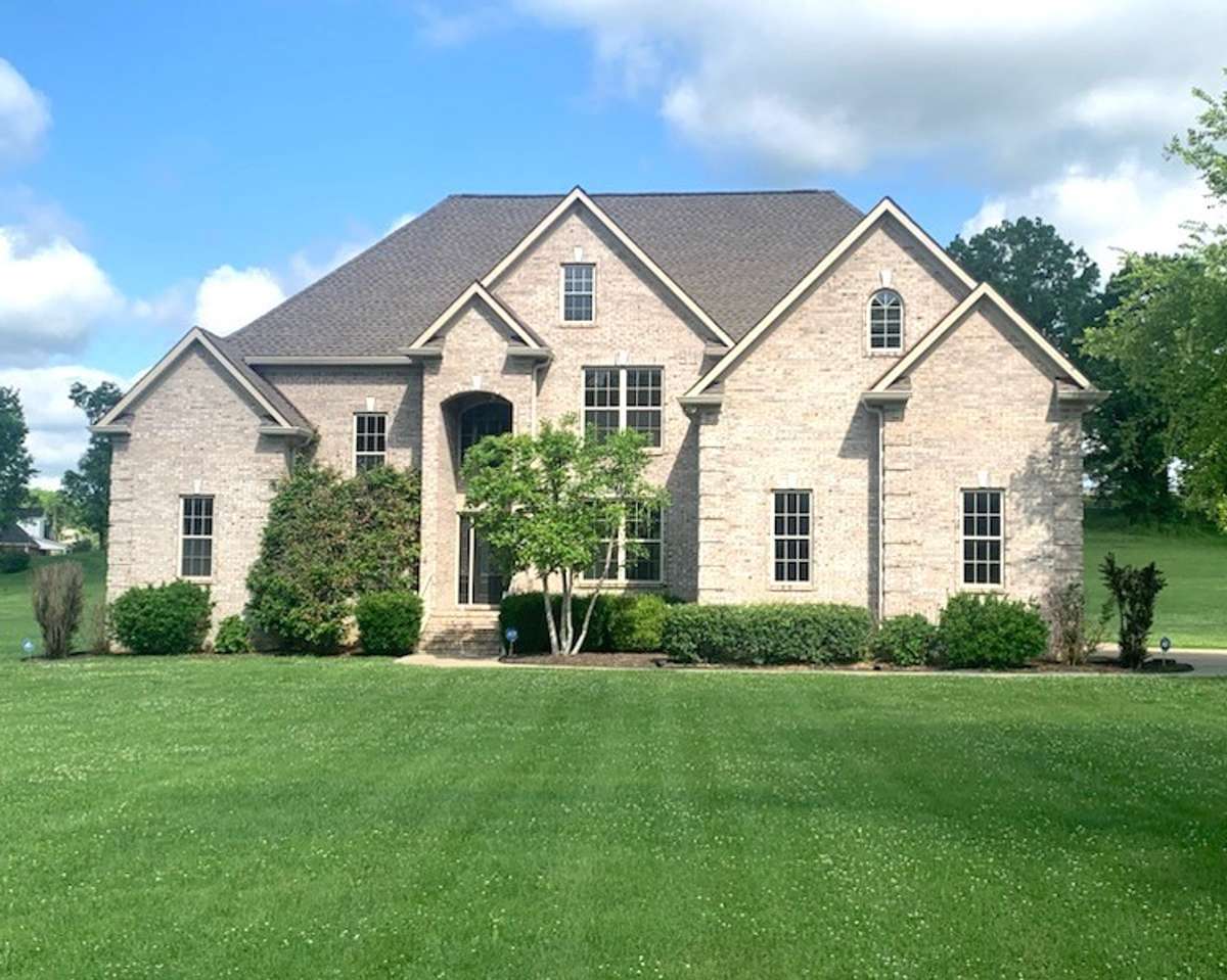 WELCOME TO 423 CARTERS CREEK PIKE! Conveniently located just 5-minutes from Columbia and 10-minutes from Spring Hill and only 1.1 mile from Hwy 31.  Quick access to the Saturn Parkway makes commuting to Franklin, Brentwood and Nashville easy.