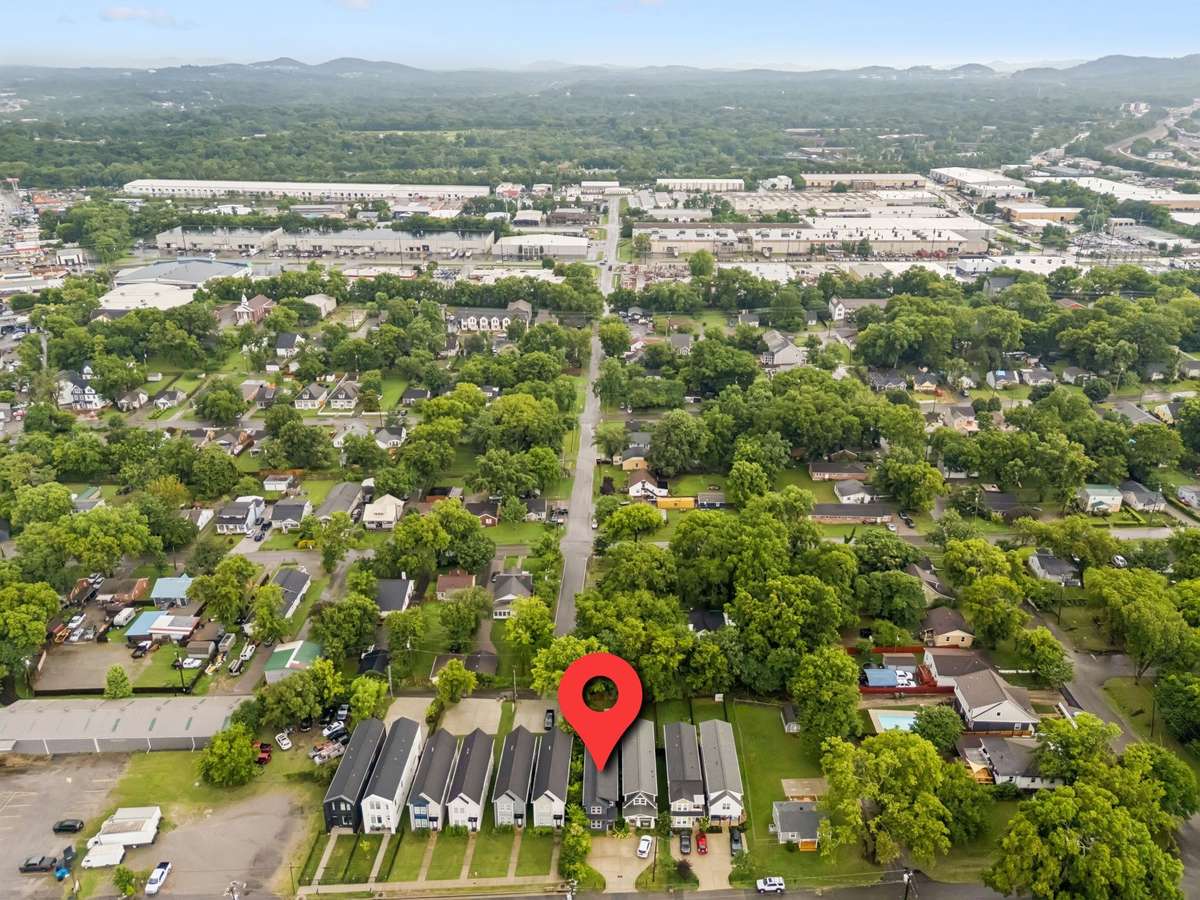 Mins to Degthai, Nashville Zoo, Woodbine/Berry Hill Restaurants & Dining. 15 Mins to Downtown Nashville & BNA