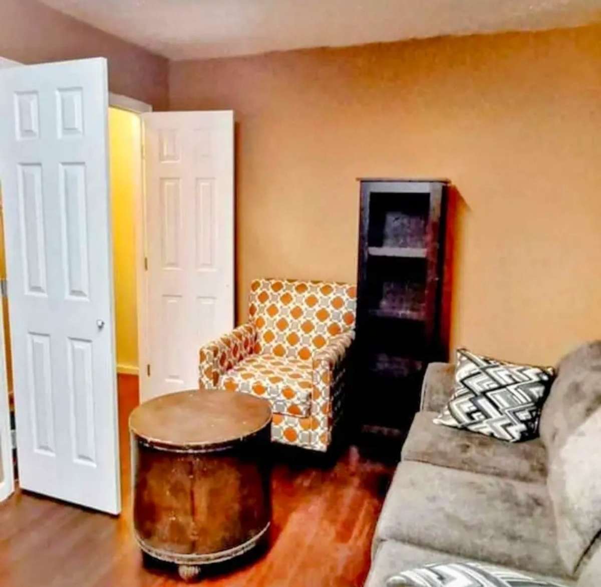 Detached Studio with 1 bedroom, full bath, kitchen and laundry ($850)