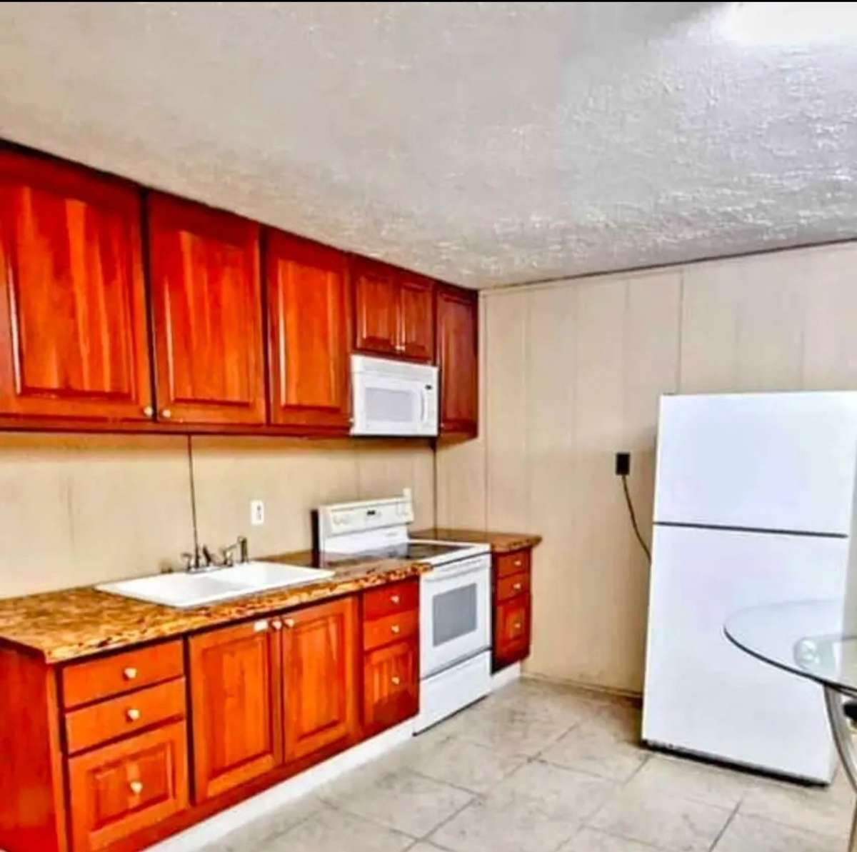 Detached Studio with 1 bedroom, full bath, kitchen and laundry ($850)