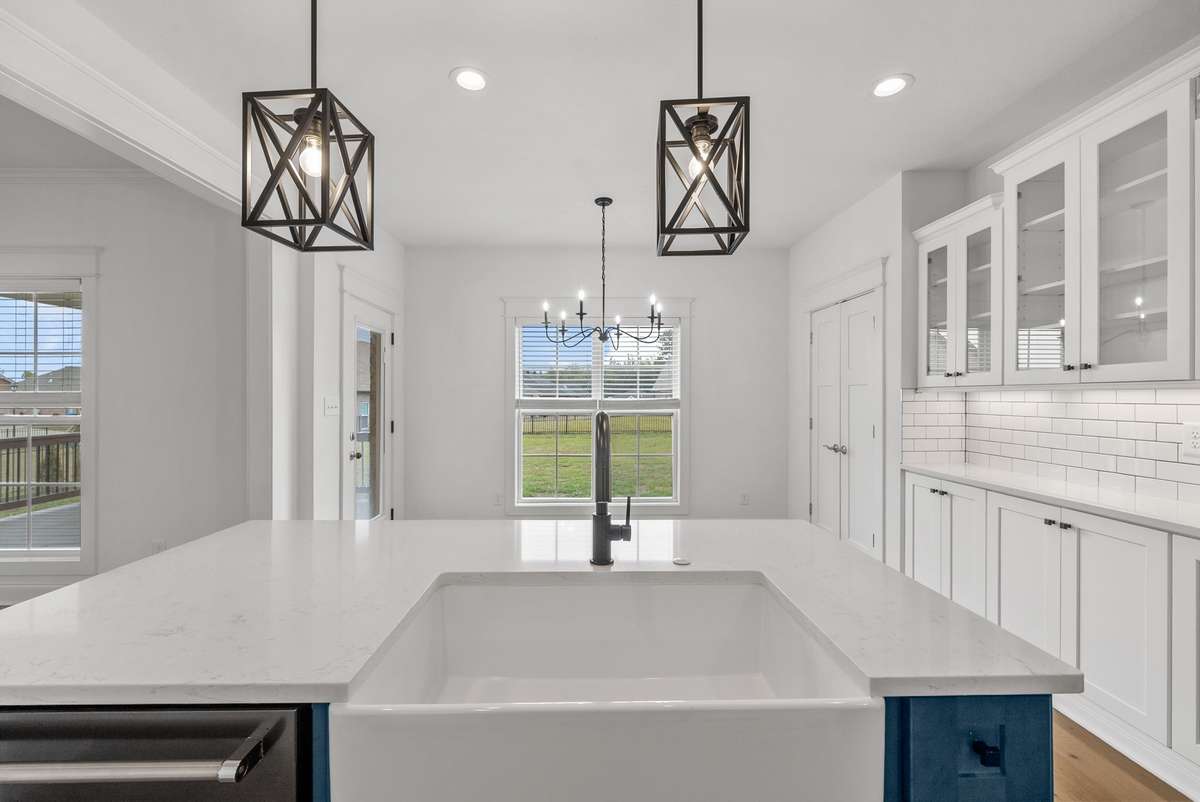 Large island with farmhouse sink