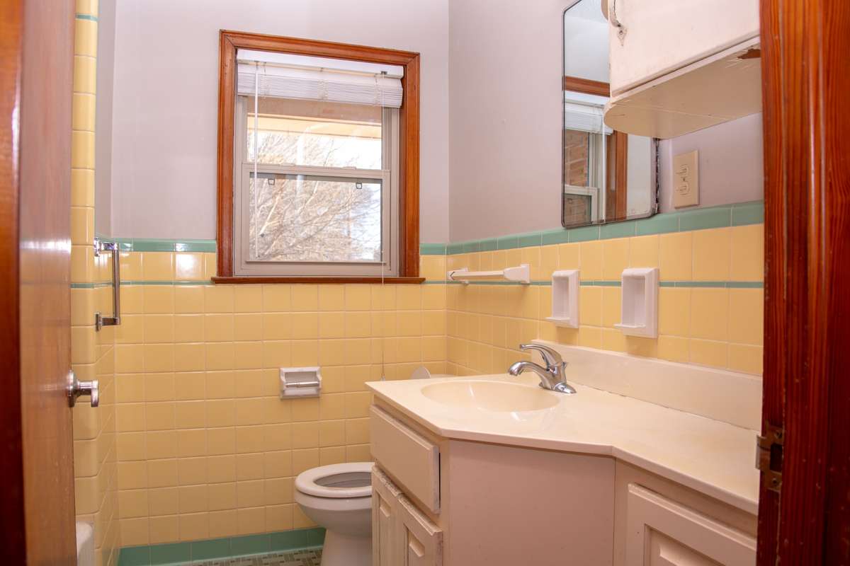 full bathroom 2 (located off hallway)