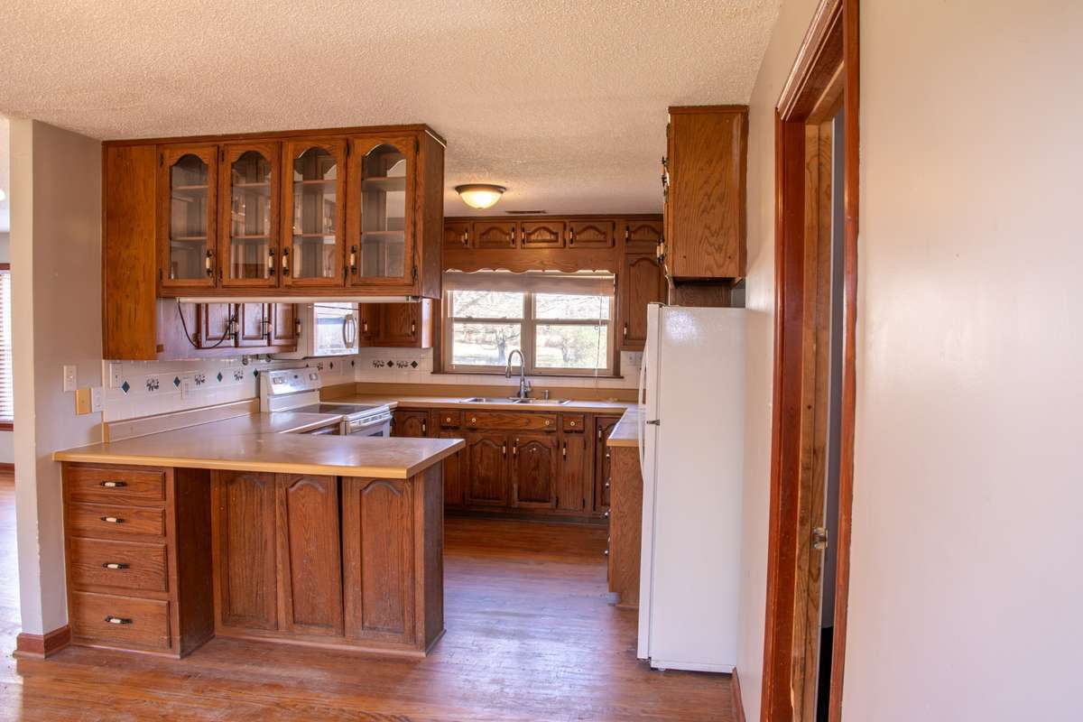 full kitchen (refrigerator to remain)