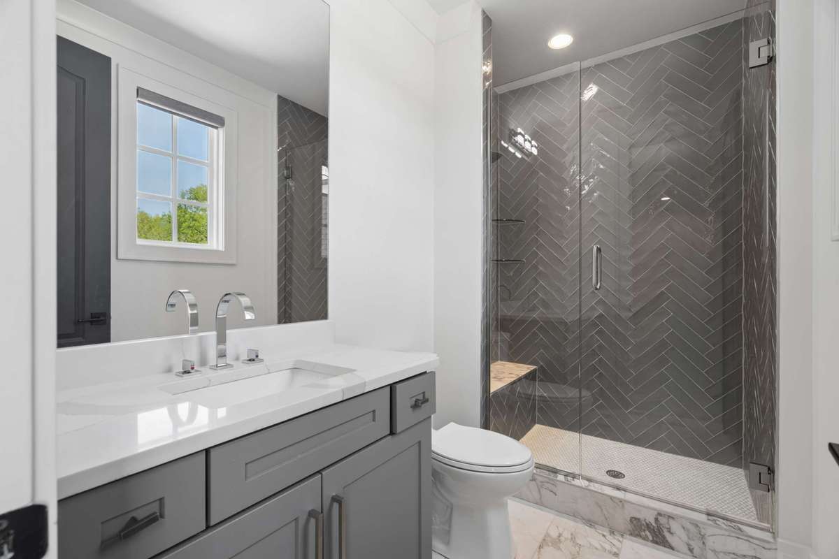 Second floor en suite bath