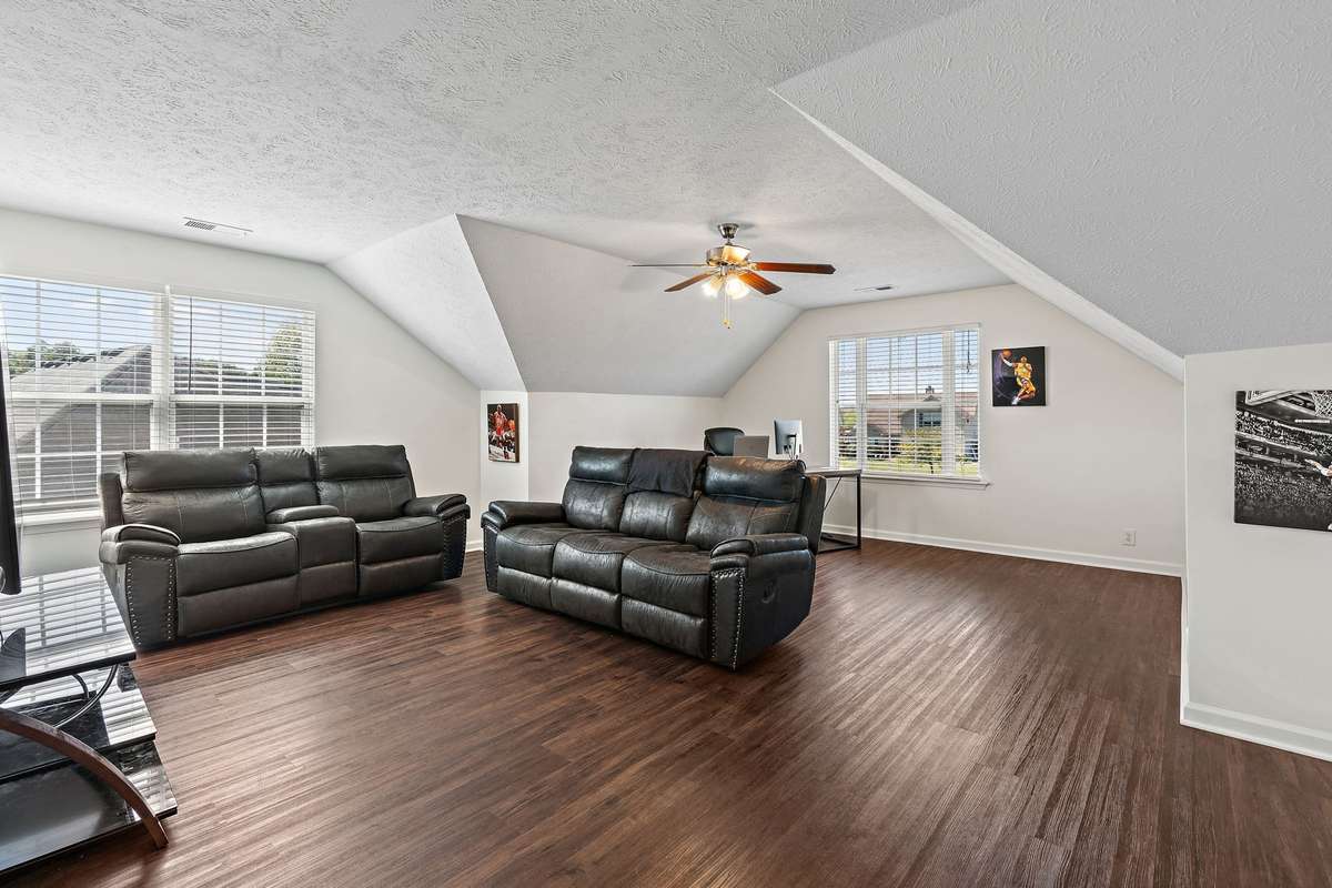 Bonus/rec room upstairs with no shortage of space for entertaining.
