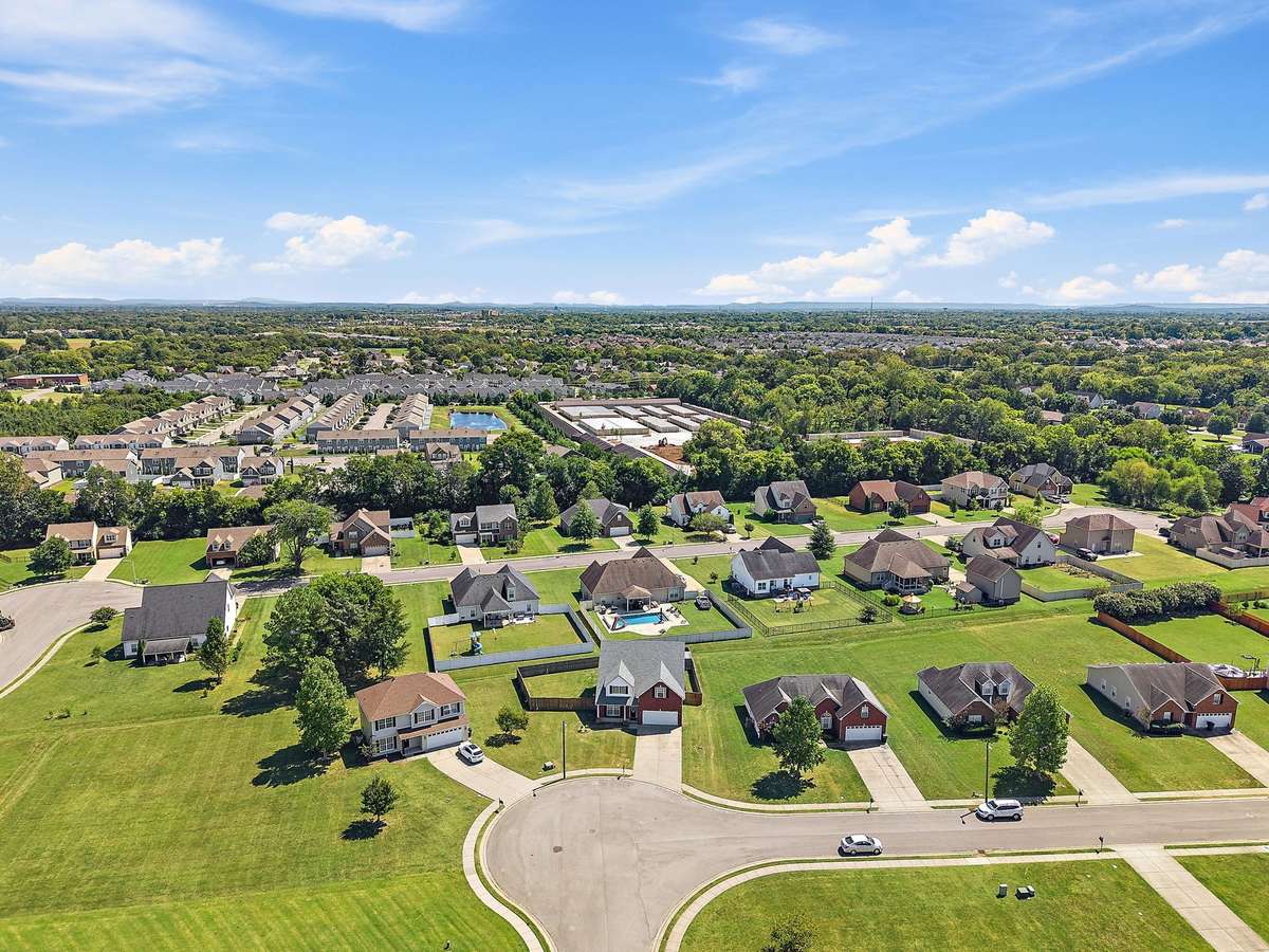 Impressively clean and manicured neighborhood.