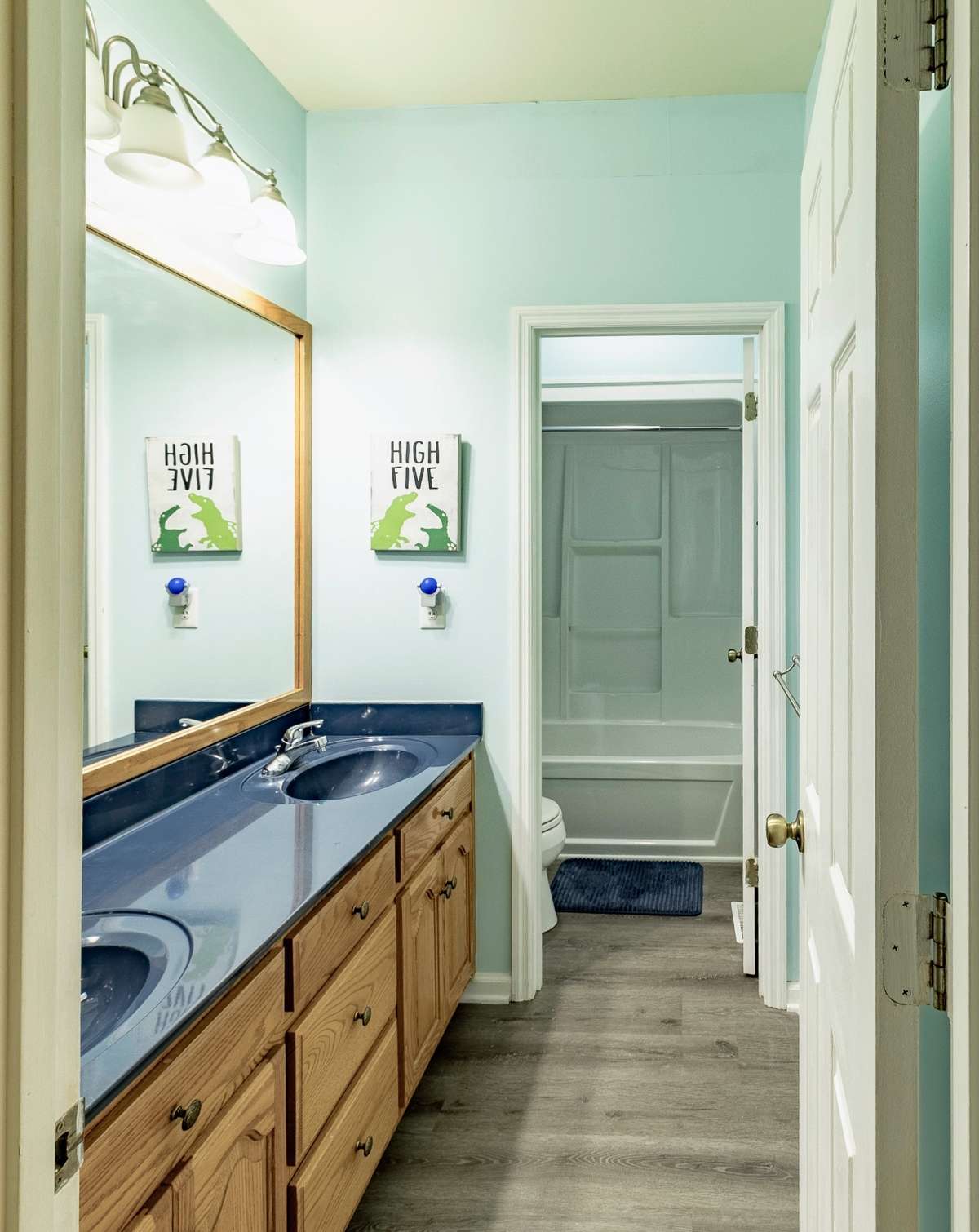Another large bathroom