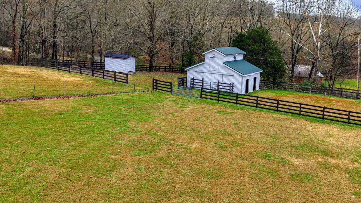 Temp controlled barn with gas heat and has separate electrical pole