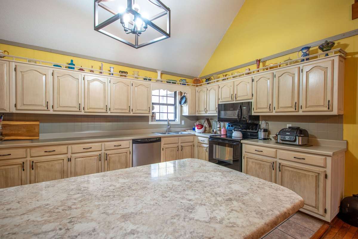 Large counter . Perfect for entertaining!