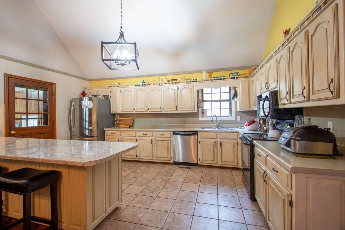 Beautiful large kitchen with lots of counterspace!