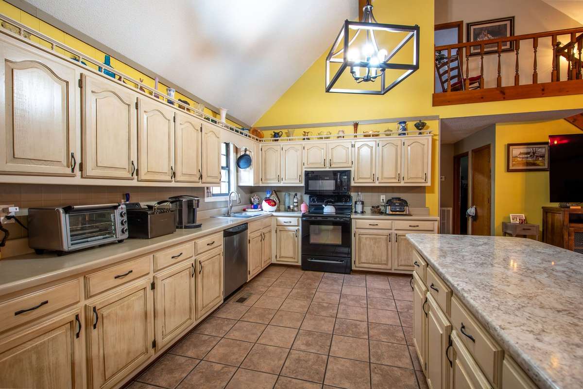 Lots of cabinets!